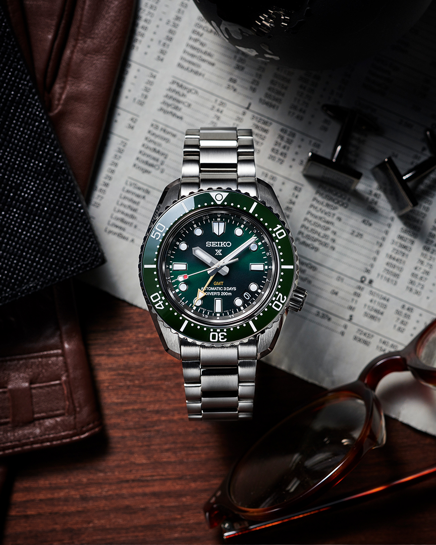 Relógio de mergulho Seiko Prospex SPB381J1, com mostrador e bisel verde e movimento mecânico com GMT.